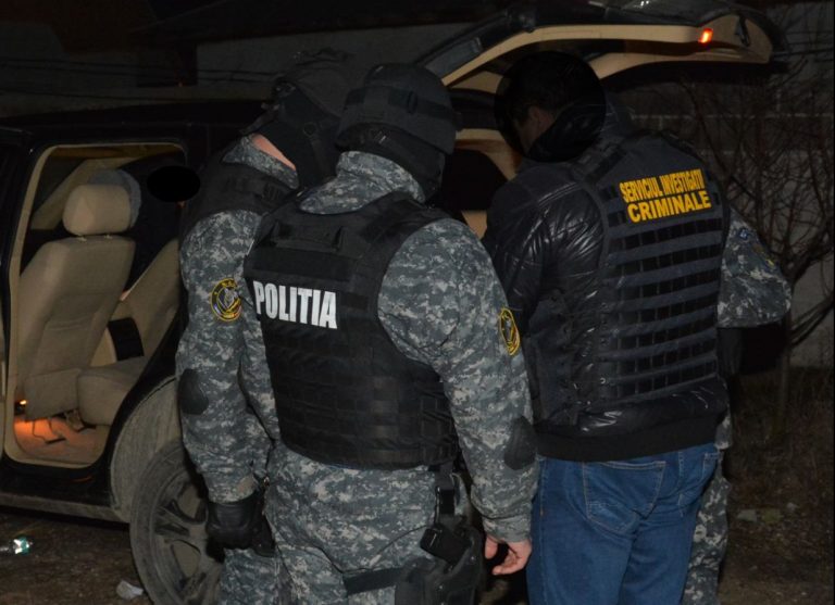 Percheziţii de amploare în Dâmboviţa. La acţiune participă mulţi poliţişti şi luptători SAS