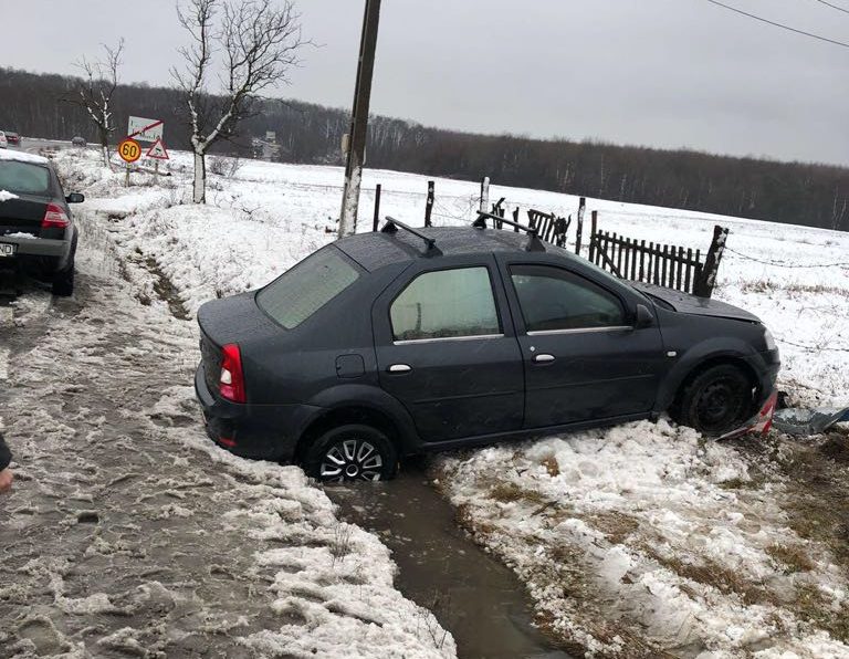 DÂMBOVIŢA: A intrat cu maşina într-un şanţ