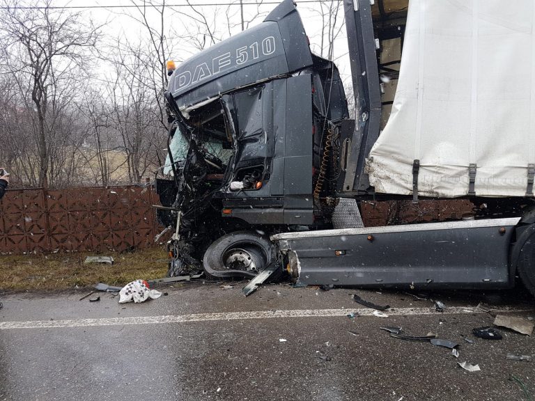 DÂMBOVIȚA: Impact puternic între o cisternă și un tir