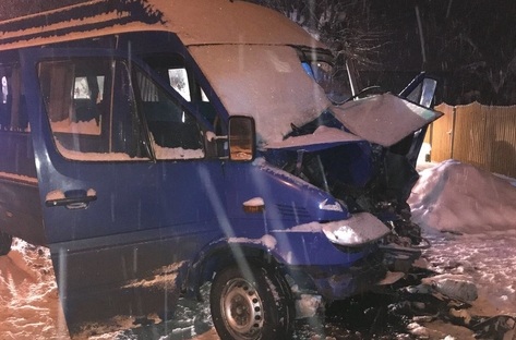 Accident grav la Moreni! Un șofer a rămas încarcerat