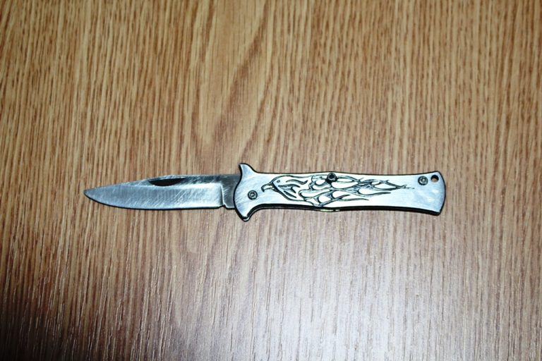 Jandarmii au intervenit la un liceu din Târgovişte! Un tânăr a fost prins un cuţit asupra sa. Ce a declarat acesta