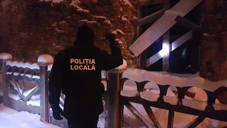 TÂRGOVIŞTE: Oamenii străzii, duşi de poliţişti la adăpost | VIDEO