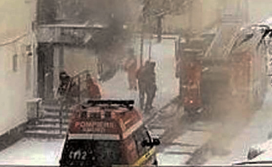 Incendiu la Moreni. Locatarii unui bloc au fost evacuaţi. Două persoane au ajuns la spital