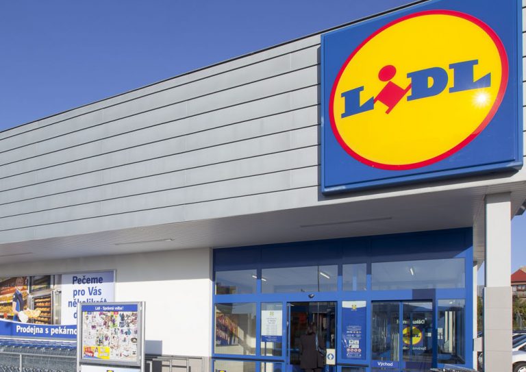 Precizările Lidl în legătură cu femeia închisă într-o cuşcă de paznicul unuia dintre supermarket-uri