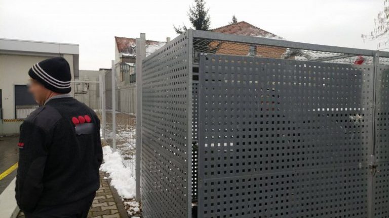 Revoltător! Femeie închisă într-o cușcă de paznicii unui supermarket