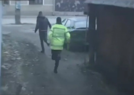 Urmărire ca în filme. Un tânăr șofer a fugit de polițiști, iar apoi a abandonat mașina