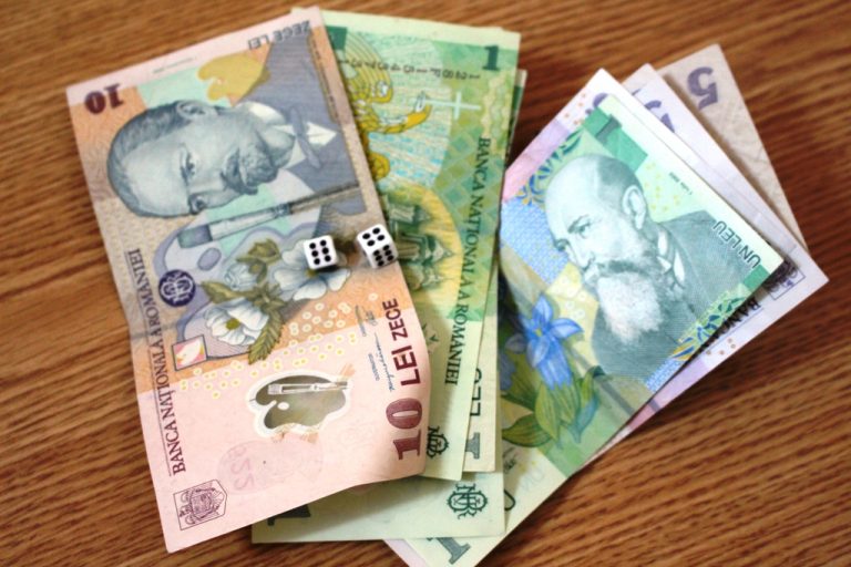 TÂRGOVIȘTE: Jandarmii au prins trei elevi jucând barbut la școală