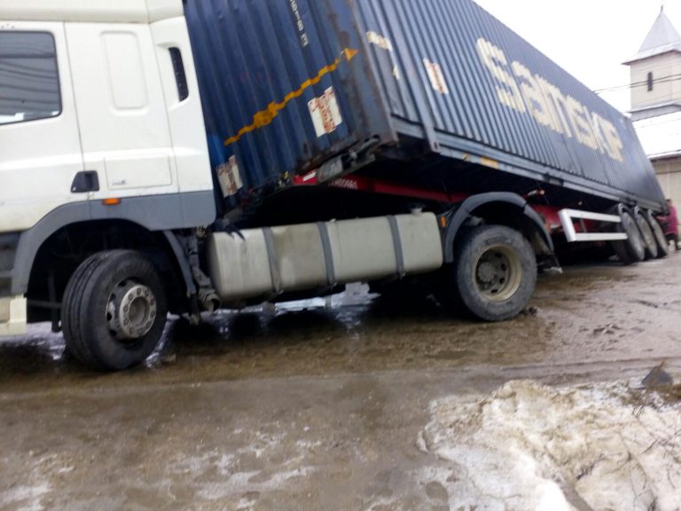 DÂMBOVIŢA: Tir răsturnat. Traficul a fost blocat