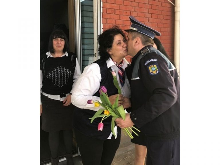 În Dâmbovița, doamnele și domnișoarele, ”amendate” cu… flori