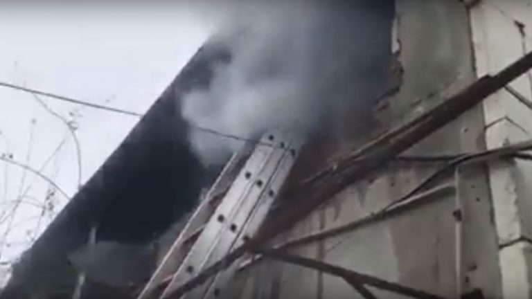 Casă cuprinsă de flăcări în Târgovişte
