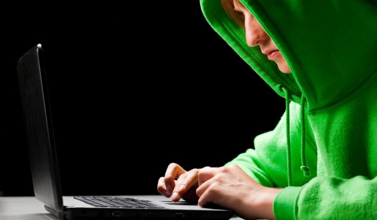 Hackeri reținuți de poliţişti în urma unor percheziţii.  Vindeau online produse fictive