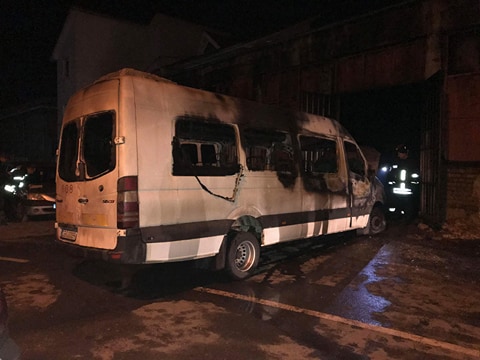 TÂRGOVIȘTE: Un microbuz a ars | FOTO