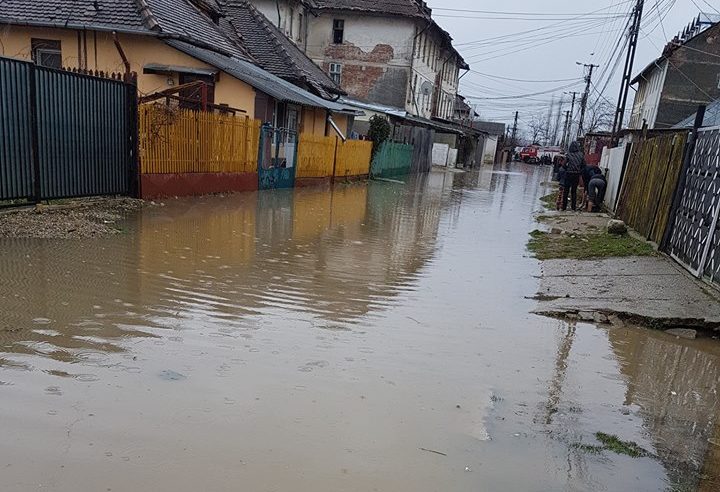 MORENI: Stradă inundată | FOTO