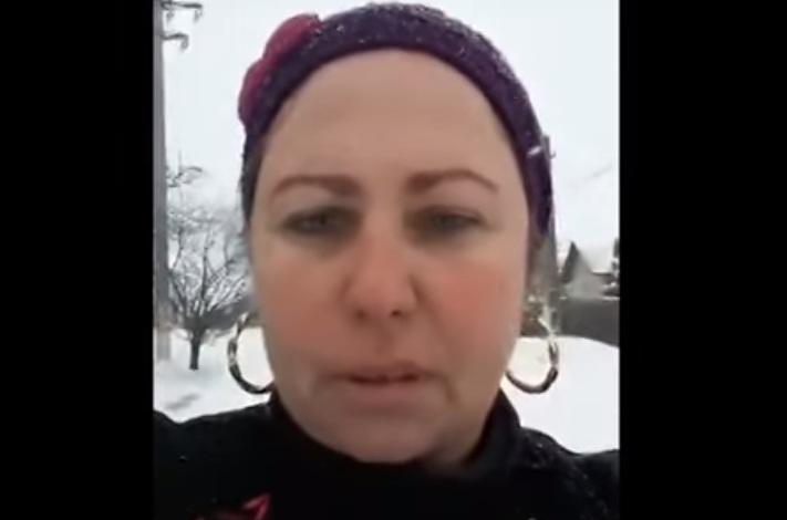 DÂMBOVIȚA: Ce le-a transmis asistaților social o poștăriță. “Disperaților! Ieșiți afară” | VIDEO