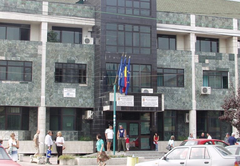 TÂRGOVIŞTE: Descinderi la Serviciul de Înmatriculări Auto. Un agent a fost “săltat” şi dus la audieri