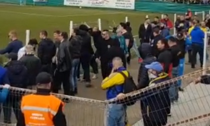 Teroare la Aninoasa! Suporterii Petrolului s-au luat la bătaie cu forţele de ordine. Preşedintele clubului ploieştean a fost lovit
