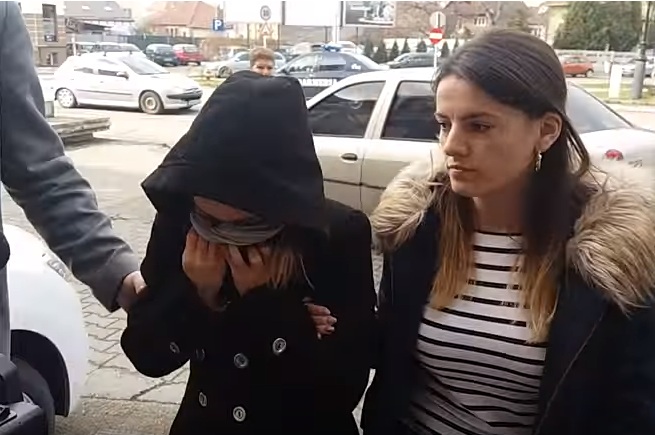 Tânără reţinută de poliţişti după ce a înşelat zeci de persoane pe reţelele de socializare. Le promitea că aduce diverse produse de pe un site din China