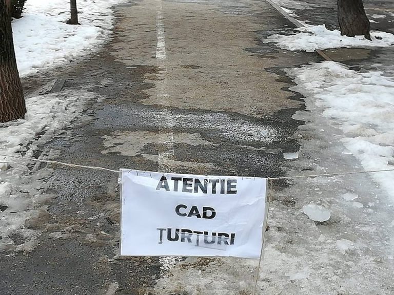 TÂRGOVIȘTE: Zăpada s-a dus, țurțurii și pericolul lor au rămas | FOTO