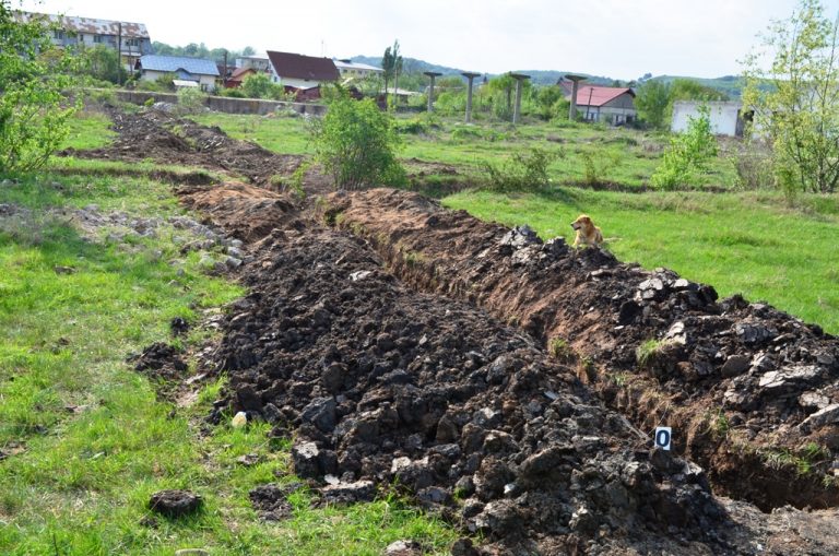 MORENI: Doi bărbaţi au furat o conductă de 12 metri. Vroiau să o vândă pentru bani de bâlci