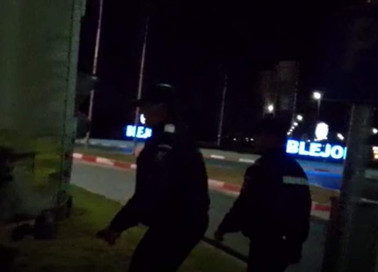 Șofer de TIR prins în flagrant de jandarmi furând marfa pe care o transporta. A fost prins şi cumpărătorul