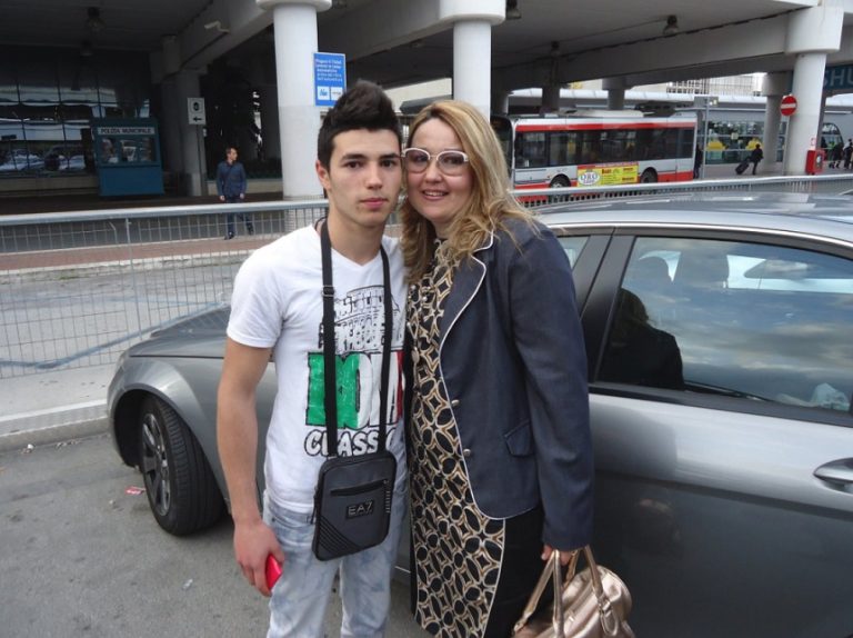 Reacție șocantă a mamei unuia dintre tinerii care au bătut cu bestialitate un bătrân. “Doar niște analfabeți îmi pot da mie explicația educării unui copil”