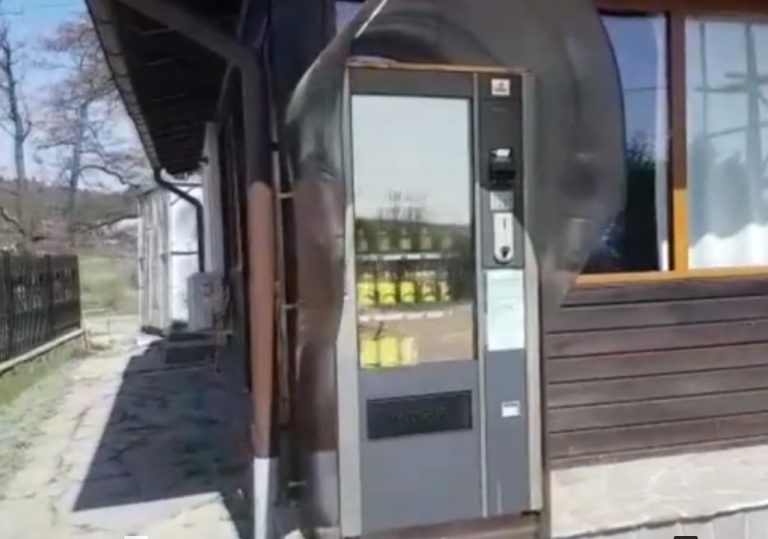 Tonomat cu lumânări, candele și tămâie la o biserică din România