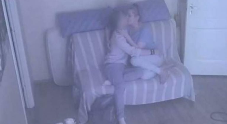 O directoare de liceu, surprinsă în ipostaze intime cu un elev de 18 ani | FOTO