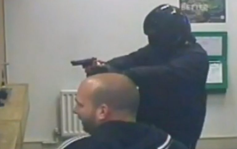 JAF ARMAT la o bancă din România! Jefuitorii, înarmaţi cu pistol, au furat o sumă mare de bani