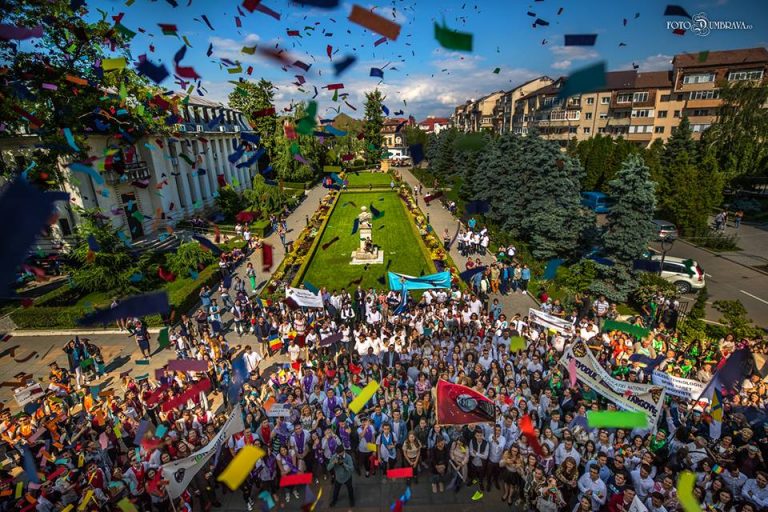 Parada absolvenților la Târgoviște. Peste 1500 de participanți la sărbătoarea excelenței în educație | FOTO