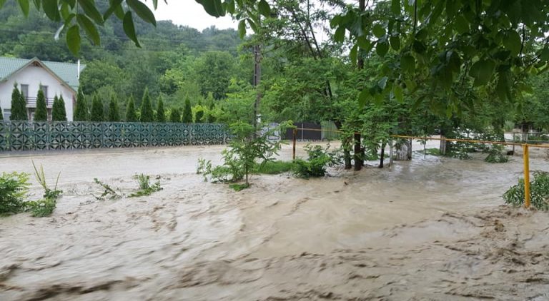 Moreniul, sub ape! Inundaţii masive. Viitura a făcut prăpăd | FOTO