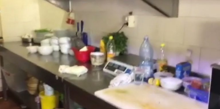 Aveţi grijă unde mâncaţi! Gândaci îngheţaţi în frigider şi mese murdare de sânge într-un restaurant