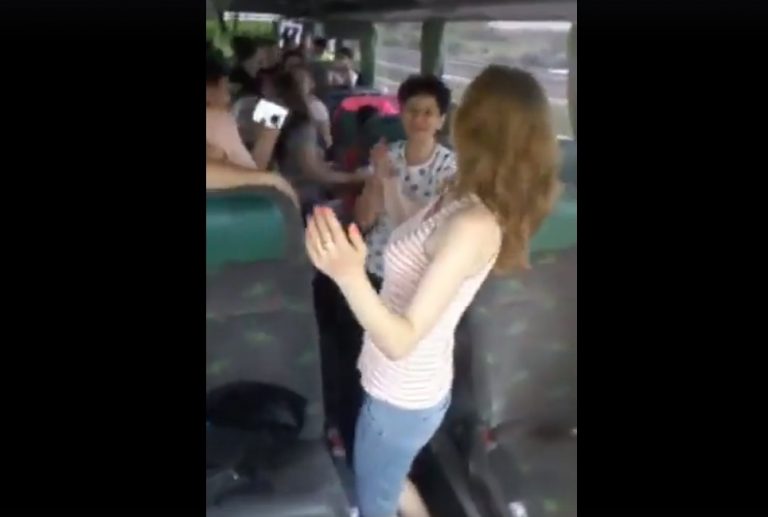 Incredibil! Petrecere mare în autocar pe autostradă. Manele cu volumul tare și dat din buric, șoferul filmează! | VIDEO