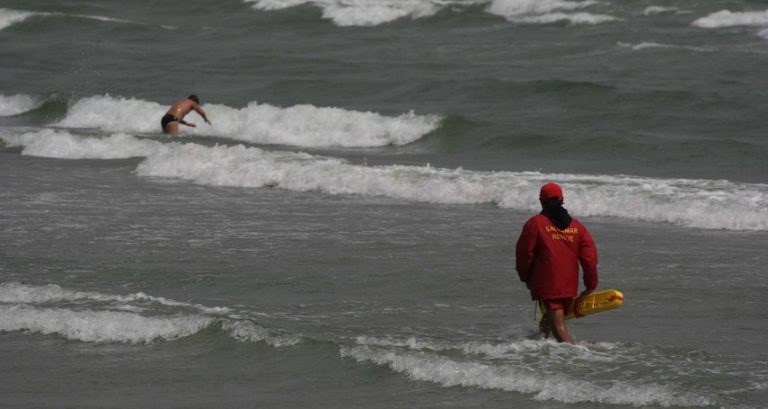Un bărbat le cere despăgubiri de zeci de mii de euro celor care i-au salvat viața. Motivul este incredibil