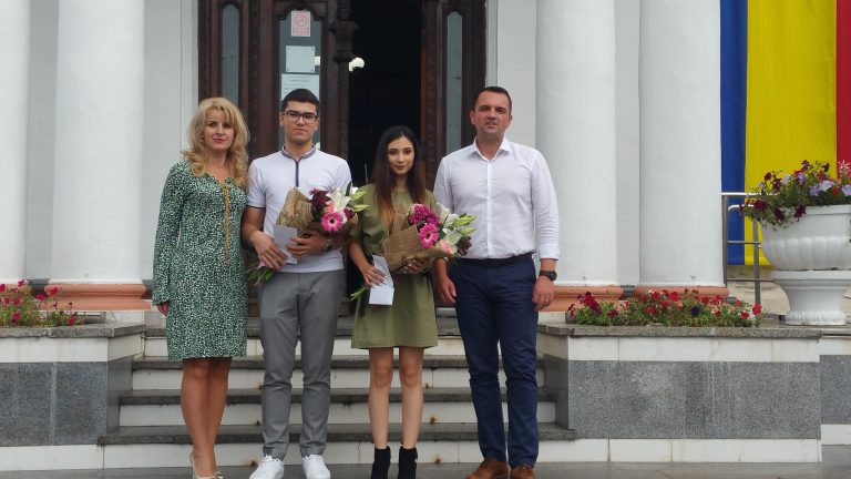 Elevii de 10 ai Târgoviştei, premiaţi de autorităţile locale
