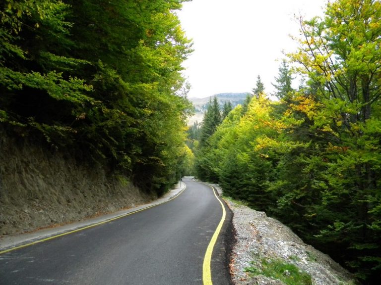 DÂMBOVIŢA: Se închide circulația pe drumul din munte. Pe unde se poate ajunge la Platourile Padina – Peștera și Dichiu