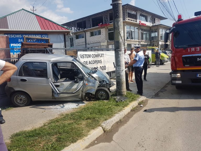 O maşină s-a făcut praf după ce s-a izbit de un stâlp, la Moreni | FOTO
