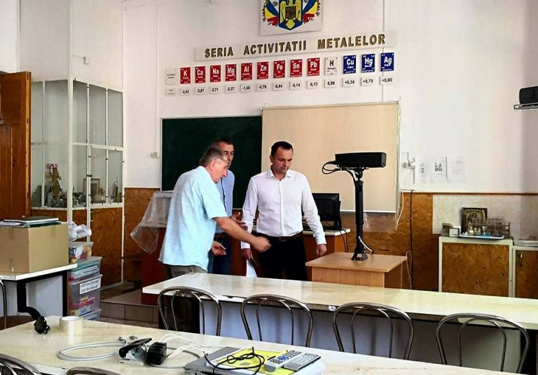 Table inteligente, videoproiectoare, calculatoare, mobilier nou. Vezi cum începe anul școlar la Târgoviște