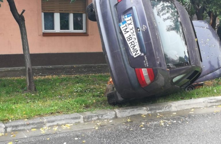 Un şofer a tâlhărit o femeie, iar apoi a produs un accident. Poliţiştii au descoperit şi că maşina avea două rânduri de numere de înmatriculare