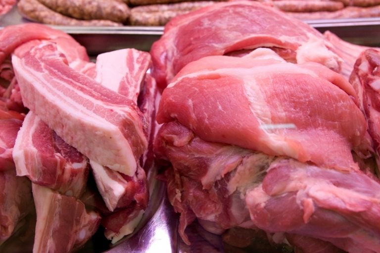 Prețurile alimentelor, tot mai piperate! Cu cât s-ar putea scumpi carnea de porc până la sfârșitul anului