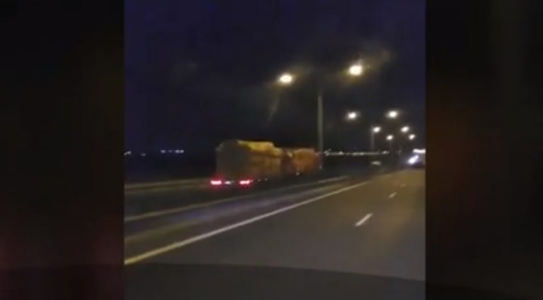 Şoferul unui camion încărcat cu lemne, surprins gonind pe contrasens pe o autostradă din România