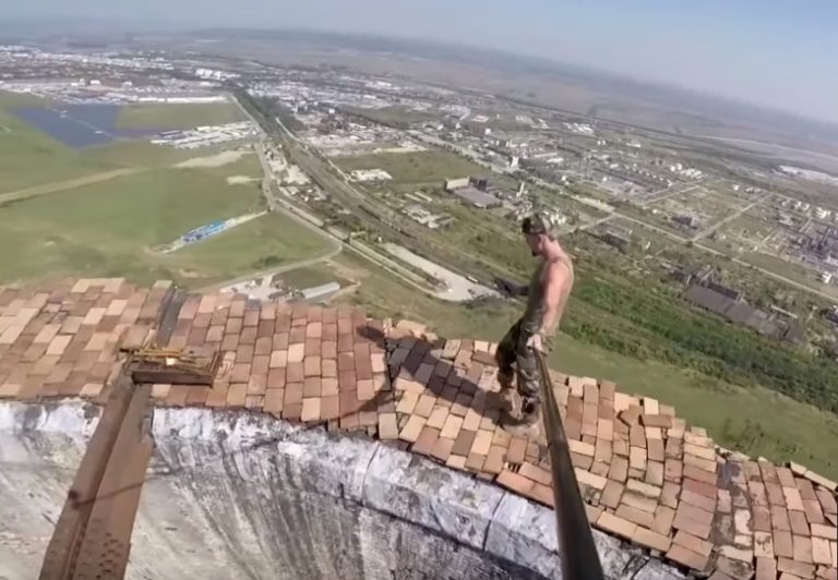 Un şofer de TIR s-a urcat pe un turn de 280 de metri pentru a-şi cere iubita în căsătorie. Este supranumit ,,Spiderman de Romȃnia’’ | VIDEO