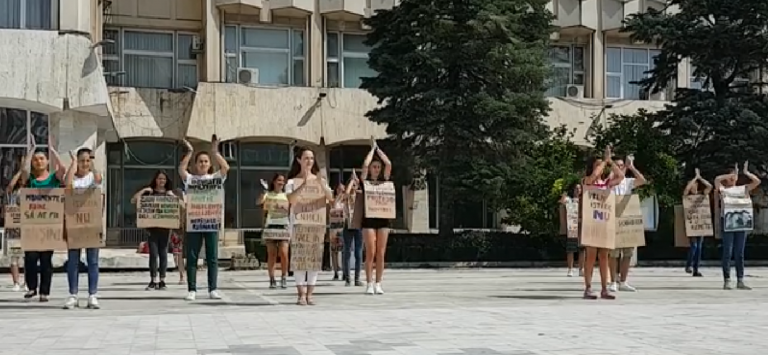 ”Vrem ziduri, nu ruine”. 20 de tineri au organizat un flashmob pentru renovarea clădirilor emblematice din Târgoviște