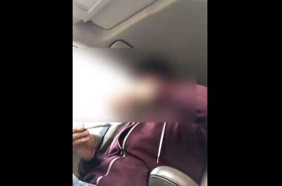 Un tânăr s-a filmat în timp ce îşi pregătea “joint”-ul la volan. ”Nici Napoleon nu făcea atâtea deodată, să-mi bag…” | VIDEO