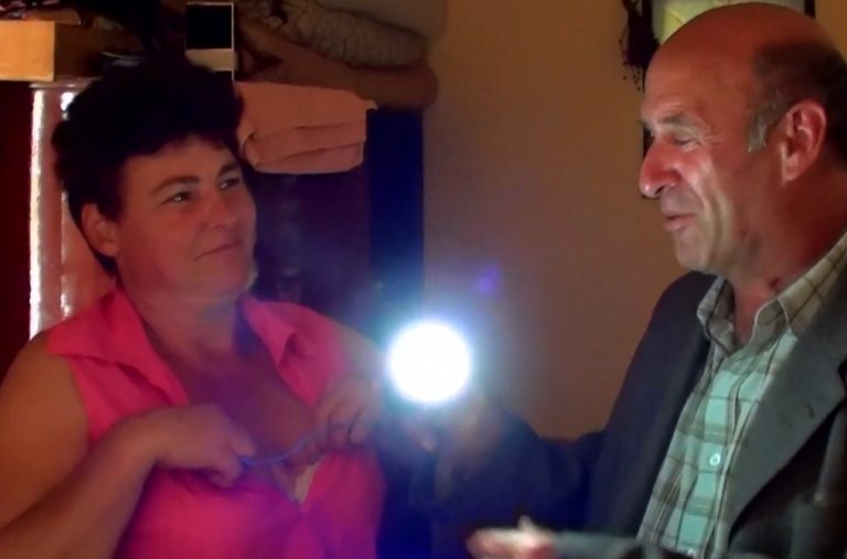 Un inventator dâmboviţean arată cum poţi aprinde un bec cu mintea | VIDEO