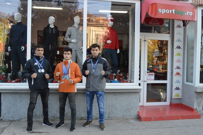 Fraţii Marin, premiaţi de magazinele Sport Top din Târgovişte pentru rezultatele excepţionale obţinute la arte marţiale | FOTO