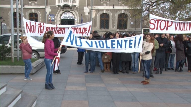 La Târgovişte, marş împotriva violenţei în familie