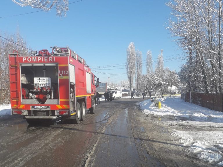 DÂMBOVIŢA: Un şofer de TIR a fisurat o conductă de gaze. Alertă la ISU și Distrigaz
