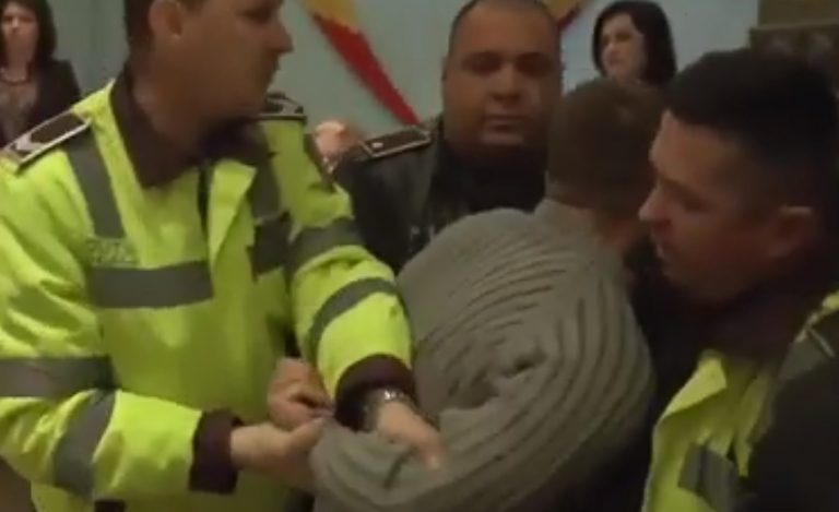Ședință cu scandal și măriri de taxe locale la Moreni. Doi cetățeni și doi consilieri PNL, evacuați cu poliţia locală