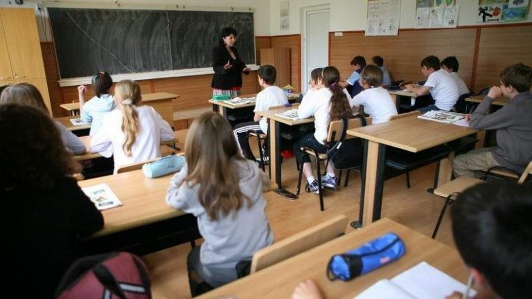 Reîncep cursurile. Elevii și liceenii revin la școală pentru… trei săptămâni