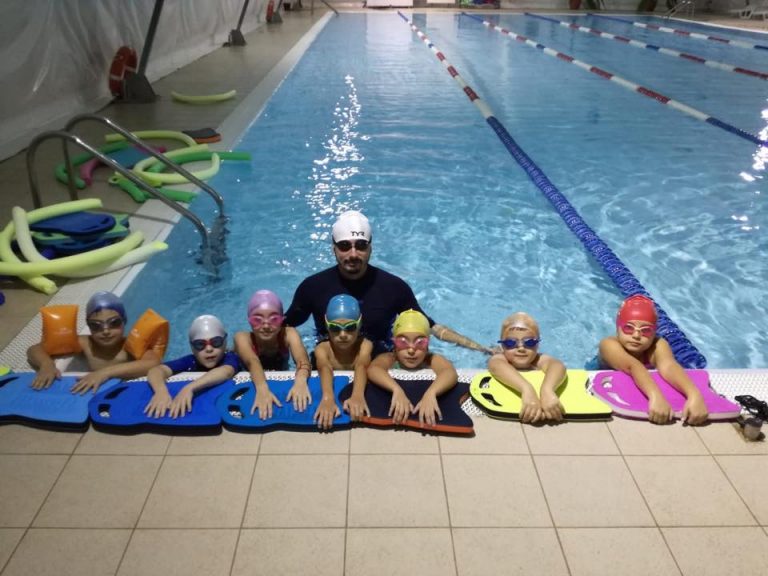 TÂRGOVIŞTE: Cursuri de înot pentru copii cu instructorul Dan Petre